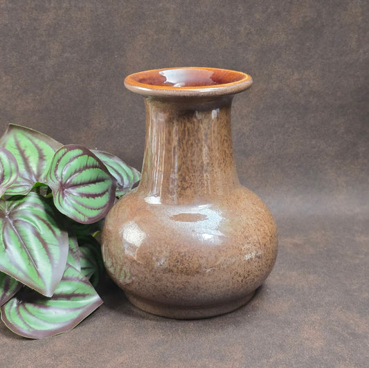 Skandinavische Studio-Keramik ca. 1970: Diese Vintage-Vase mit glänzender Lüsterglasur ist ein stilvoller Blickfang für Sammler und Freunde des Mid-Century-Stils.