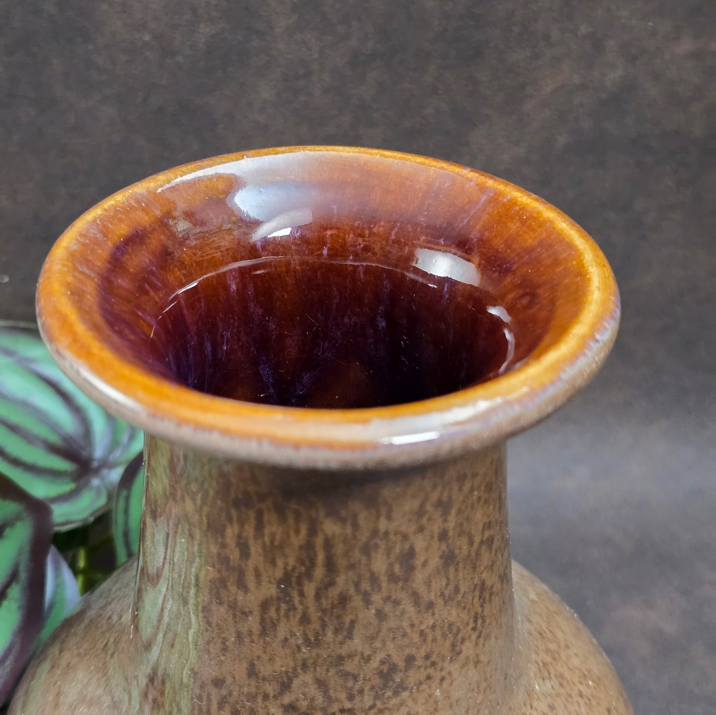 Skandinavische Studio-Keramik ca. 1970: Diese Vintage-Vase mit glänzender Lüsterglasur ist ein stilvoller Blickfang für Sammler und Freunde des Mid-Century-Stils.