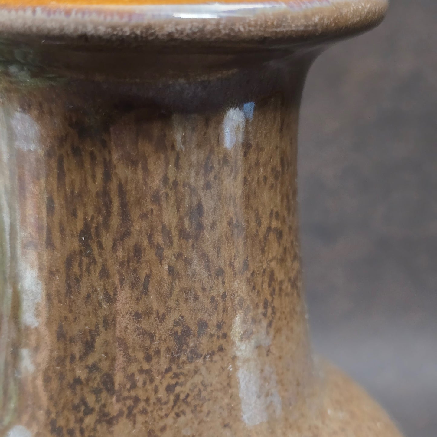 Skandinavische Studio-Keramik ca. 1970: Diese Vintage-Vase mit glänzender Lüsterglasur ist ein stilvoller Blickfang für Sammler und Freunde des Mid-Century-Stils.