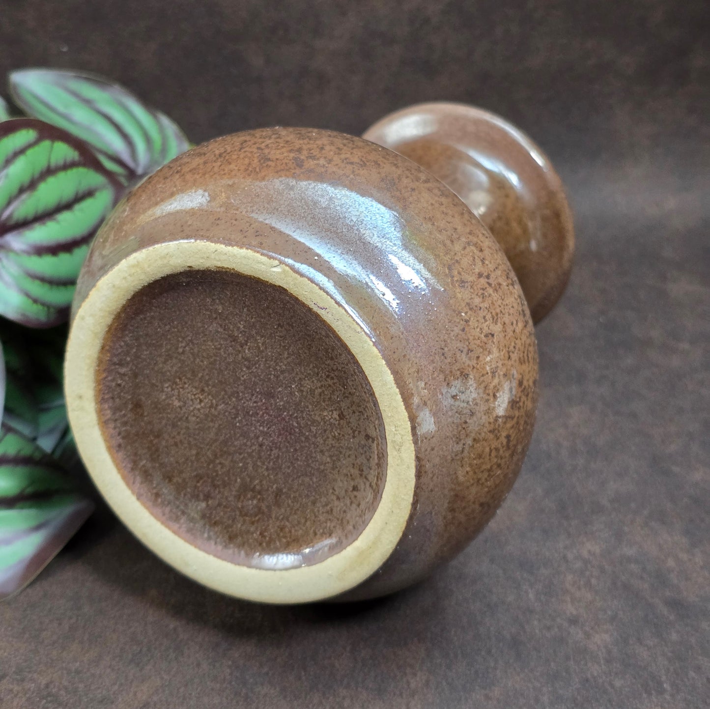 Skandinavische Studio-Keramik ca. 1970: Diese Vintage-Vase mit glänzender Lüsterglasur ist ein stilvoller Blickfang für Sammler und Freunde des Mid-Century-Stils.