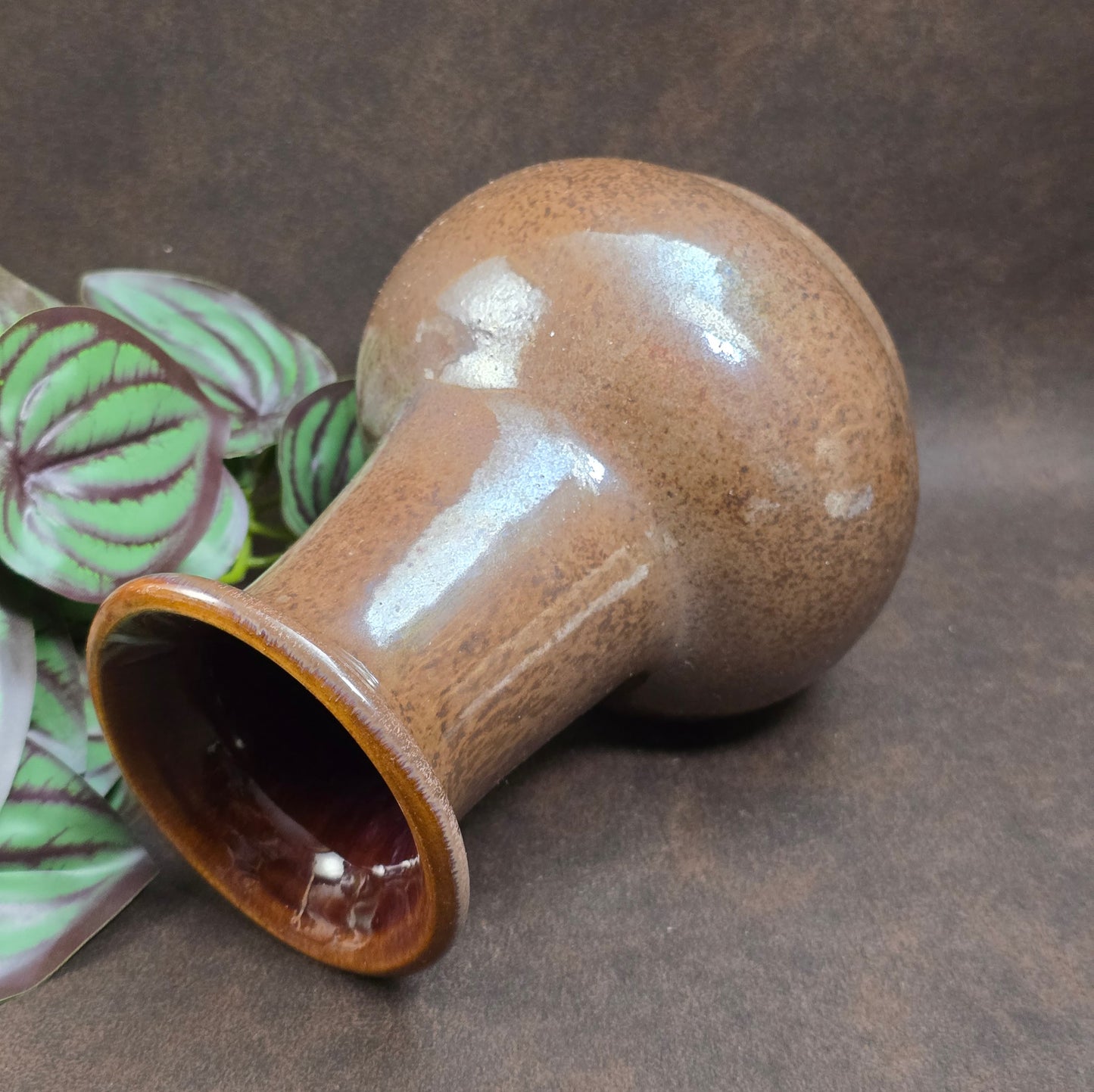 Skandinavische Studio-Keramik ca. 1970: Diese Vintage-Vase mit glänzender Lüsterglasur ist ein stilvoller Blickfang für Sammler und Freunde des Mid-Century-Stils.