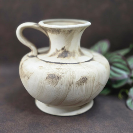 Steingutvase im Landhausstil mit Henkel – rustikal, authentisch und ein echtes Vintage-Unikat aus den 70ern.