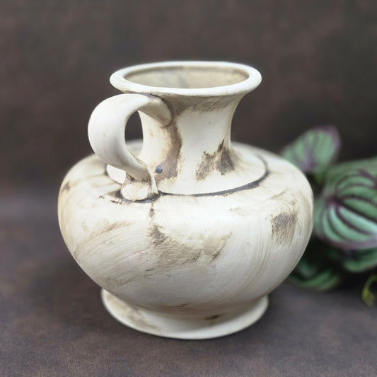 Steingutvase im Landhausstil mit Henkel – rustikal, authentisch und ein echtes Vintage-Unikat aus den 70ern.