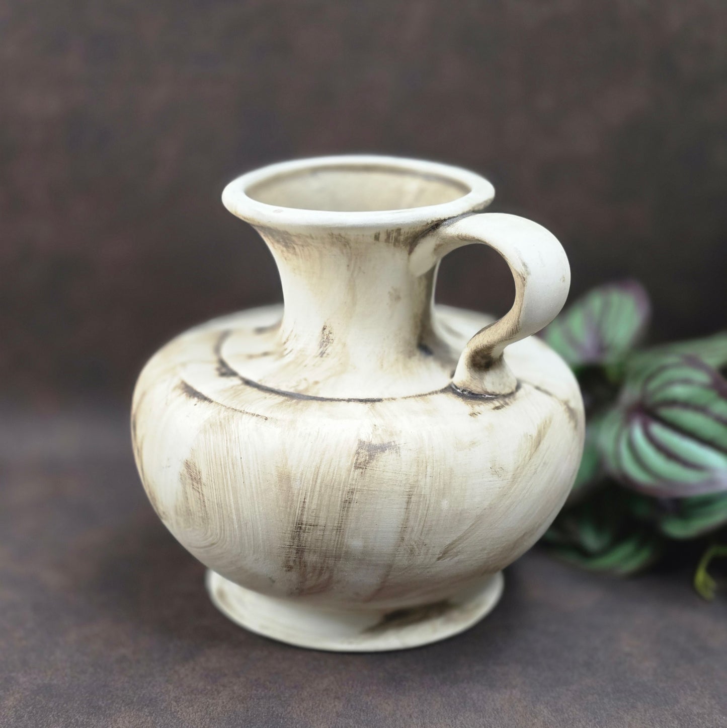 Steingutvase im Landhausstil mit Henkel – rustikal, authentisch und ein echtes Vintage-Unikat aus den 70ern.