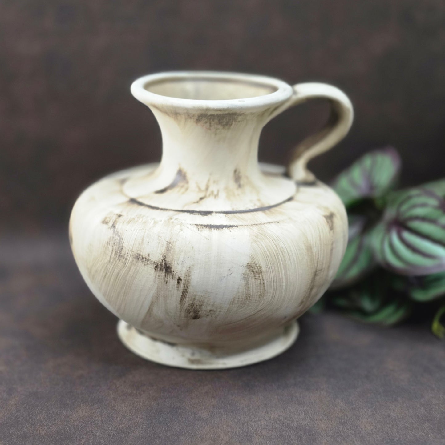 Steingutvase im Landhausstil mit Henkel – rustikal, authentisch und ein echtes Vintage-Unikat aus den 70ern.