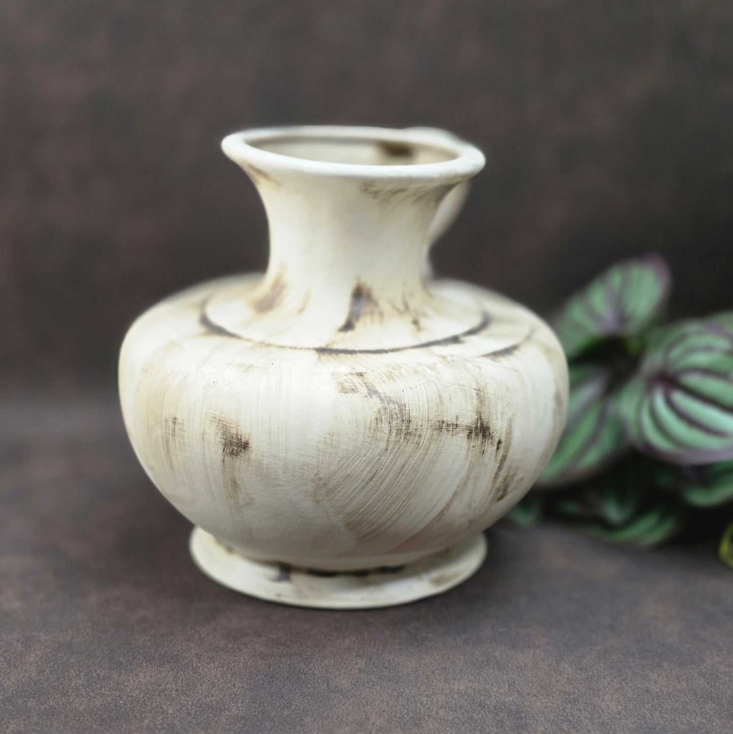 Steingutvase im Landhausstil mit Henkel – rustikal, authentisch und ein echtes Vintage-Unikat aus den 70ern.