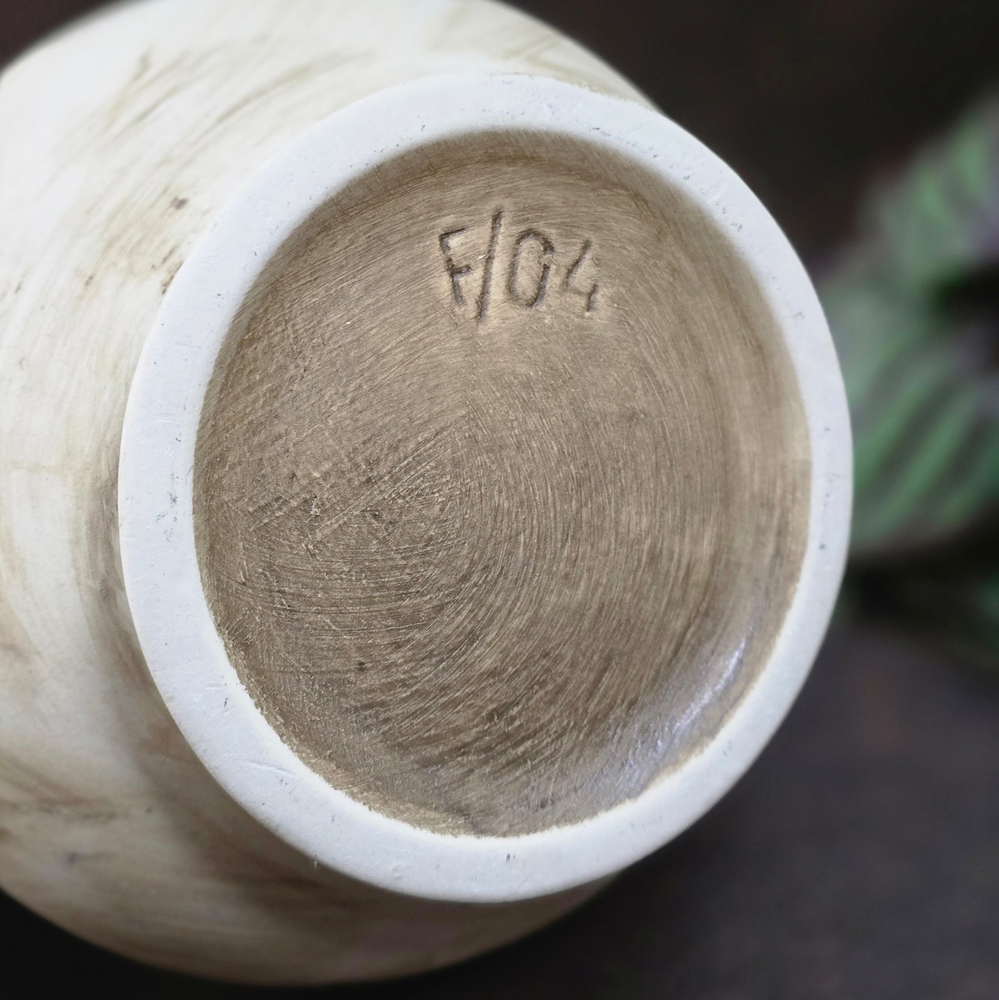Steingutvase im Landhausstil mit Henkel – rustikal, authentisch und ein echtes Vintage-Unikat aus den 70ern.