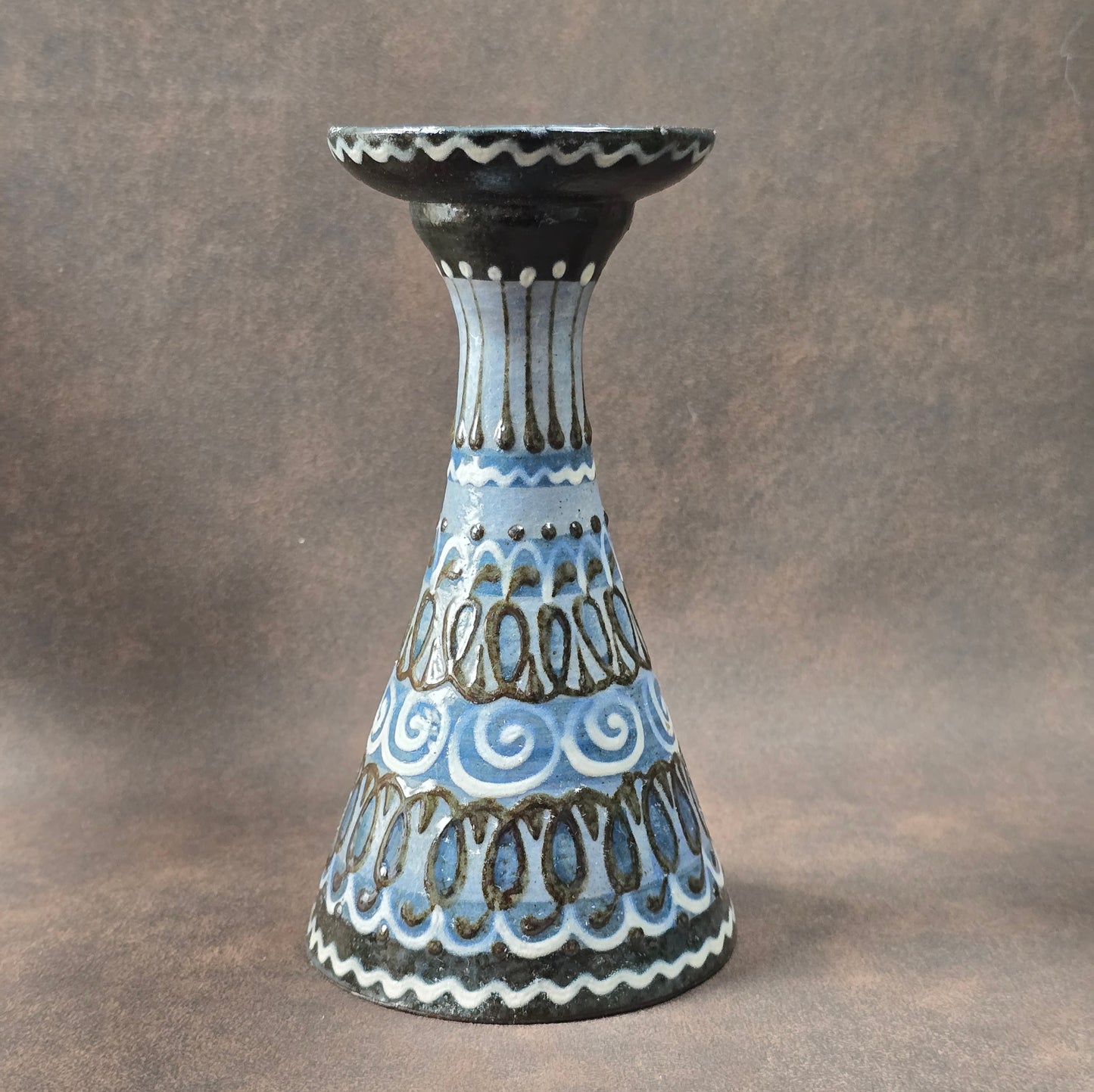 Handbemalter Kerzenständer aus Lausitzer Keramik, 1960er–70er. Mid-Century Vintage, perfekt für Sammler & Interior-Fans. Sehr guter Zustand.