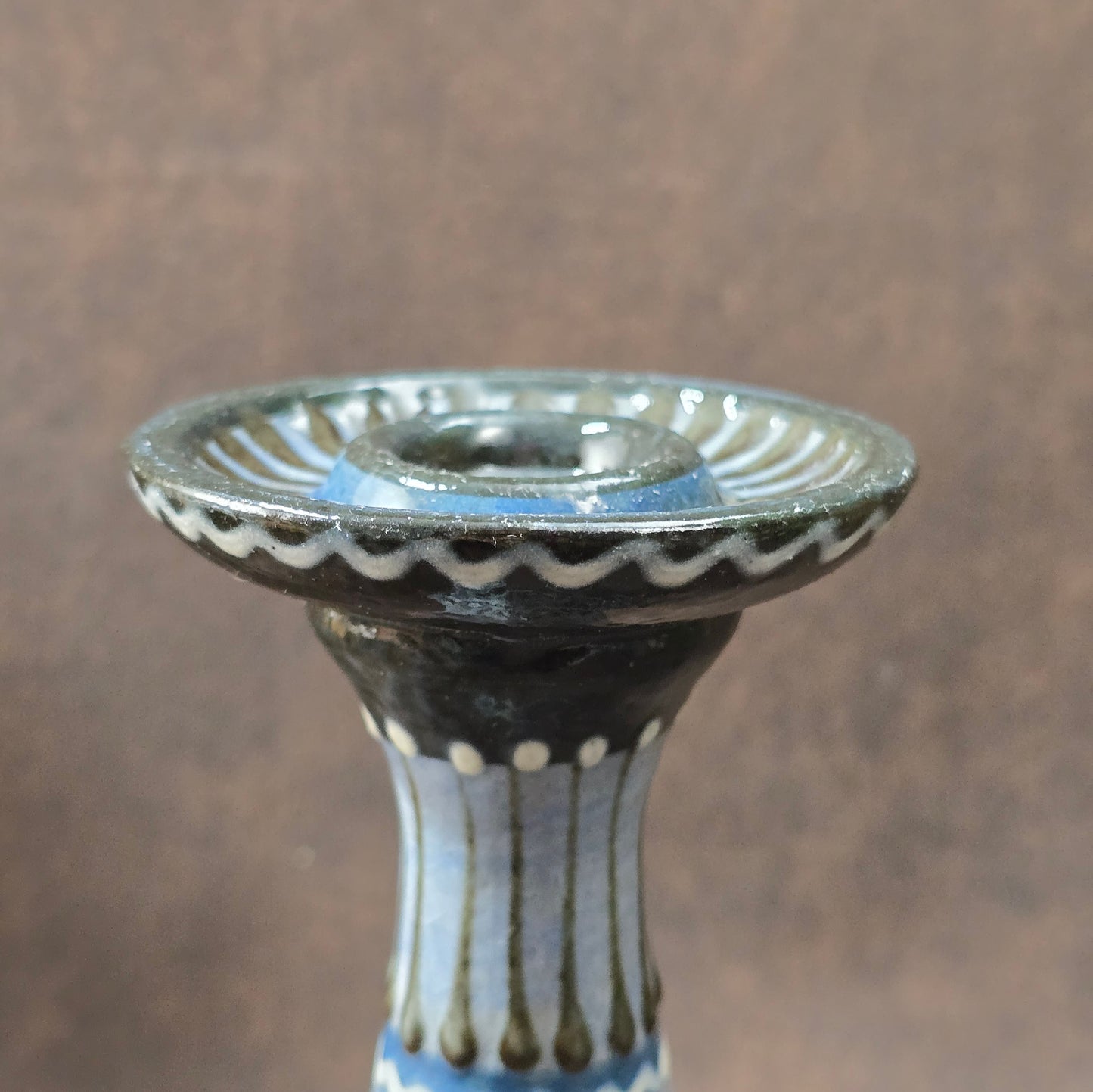 Handbemalter Kerzenständer aus Lausitzer Keramik, 1960er–70er. Mid-Century Vintage, perfekt für Sammler & Interior-Fans. Sehr guter Zustand.