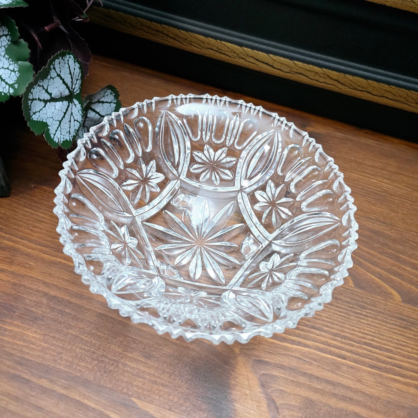 Edle Vintage Kristallschale mit Fuß & Dekorschliff – 60er Jahre Midcentury Deko – perfekt für Schmuck, Süßes oder als Sammlerstück