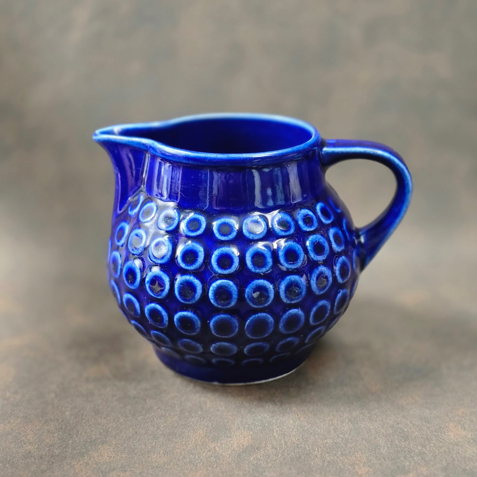 Hol dir mit dem Krug „Rusalka“ aus den 1970ern ein Stück DDR-Designgeschichte in dein Zuhause – dekorativ, authentisch und charakterstark.