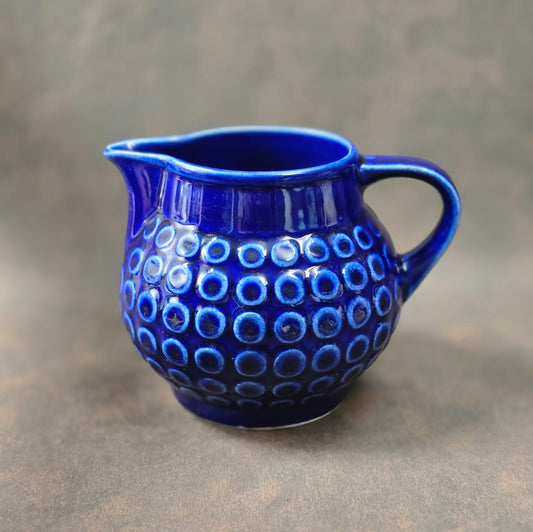 Hol dir mit dem Krug „Rusalka“ aus den 1970ern ein Stück DDR-Designgeschichte in dein Zuhause – dekorativ, authentisch und charakterstark.