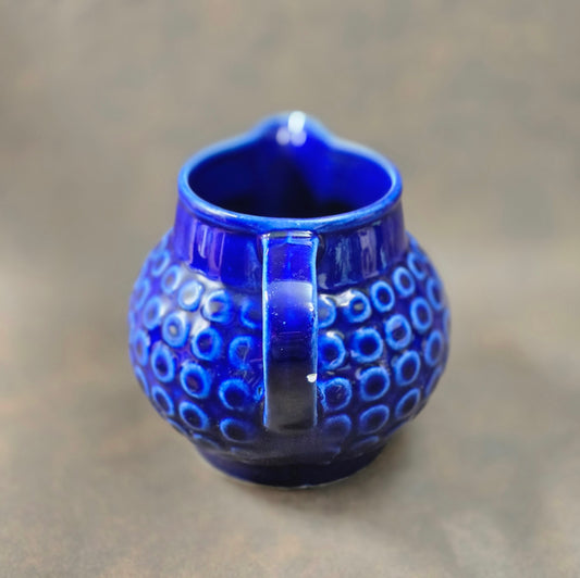 Hol dir mit dem Krug „Rusalka“ aus den 1970ern ein Stück DDR-Designgeschichte in dein Zuhause – dekorativ, authentisch und charakterstark.