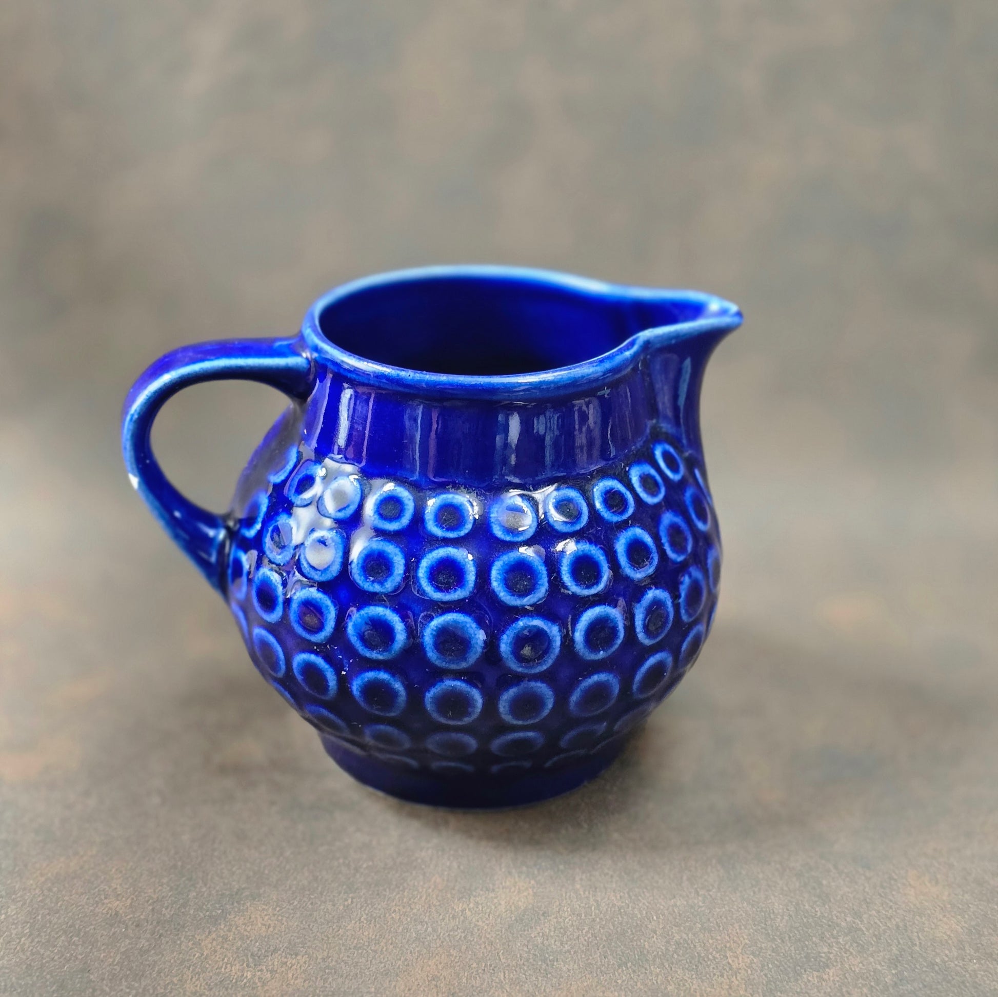 Hol dir mit dem Krug „Rusalka“ aus den 1970ern ein Stück DDR-Designgeschichte in dein Zuhause – dekorativ, authentisch und charakterstark.