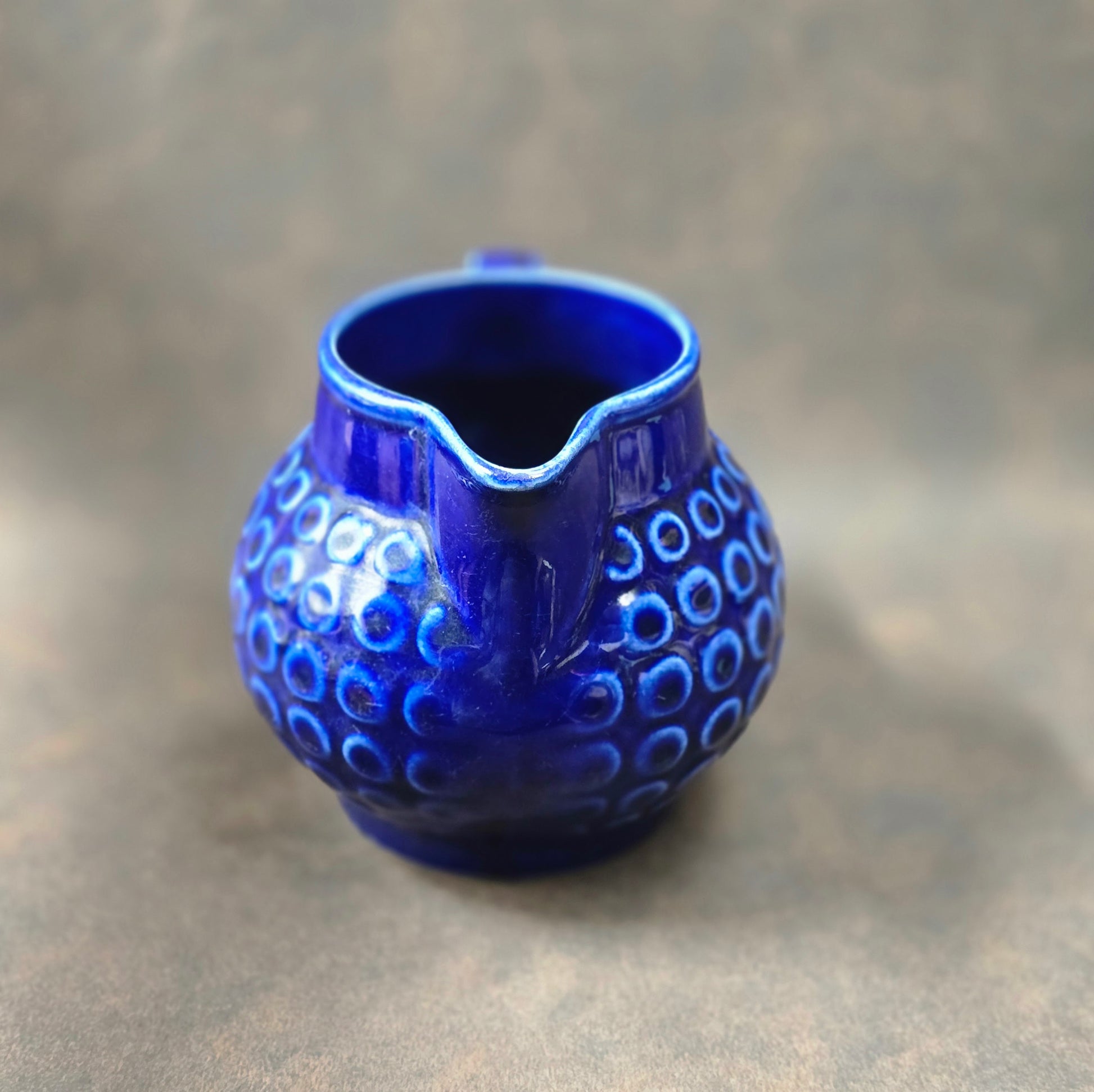 Hol dir mit dem Krug „Rusalka“ aus den 1970ern ein Stück DDR-Designgeschichte in dein Zuhause – dekorativ, authentisch und charakterstark.