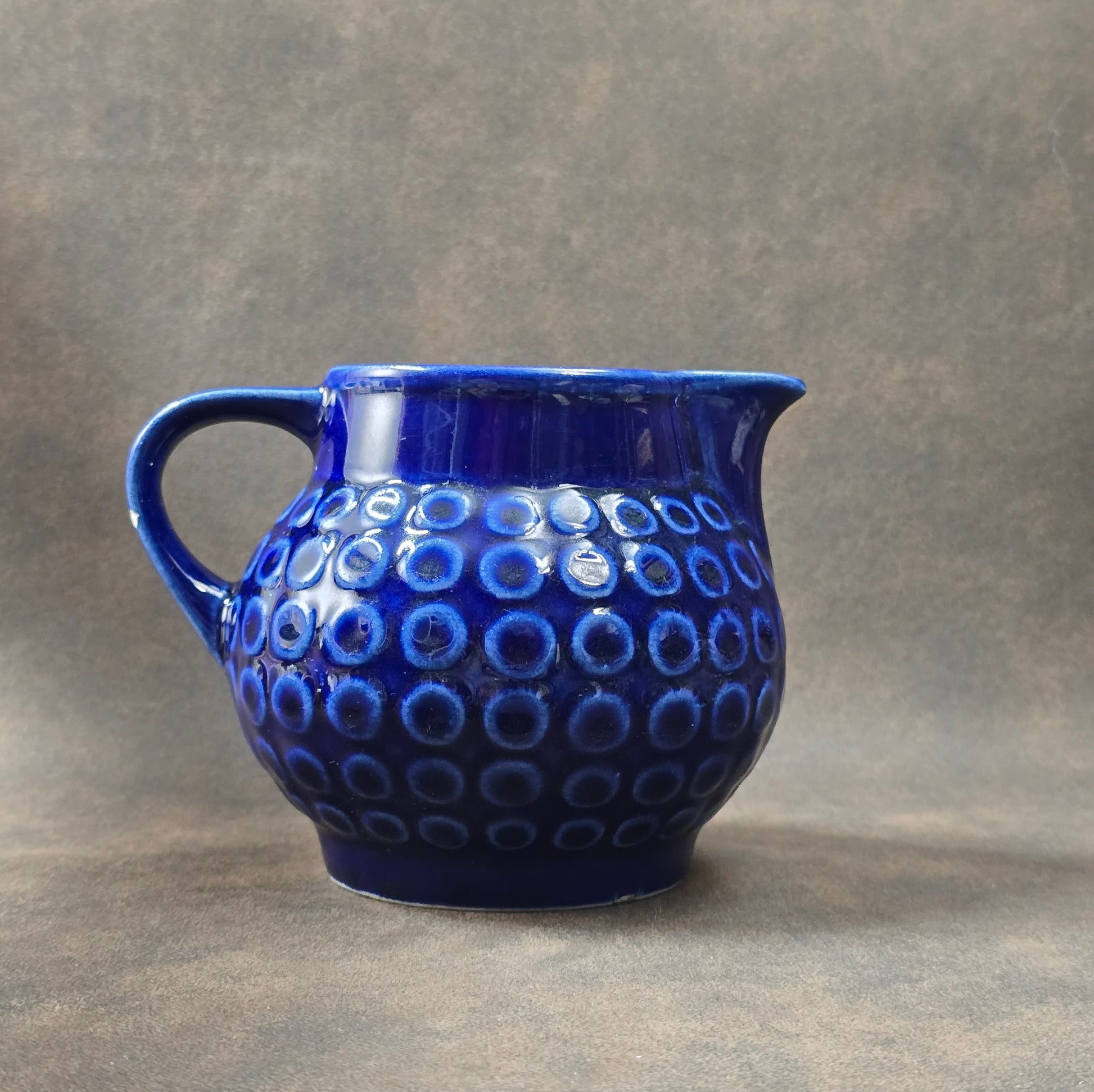 Hol dir mit dem Krug „Rusalka“ aus den 1970ern ein Stück DDR-Designgeschichte in dein Zuhause – dekorativ, authentisch und charakterstark.