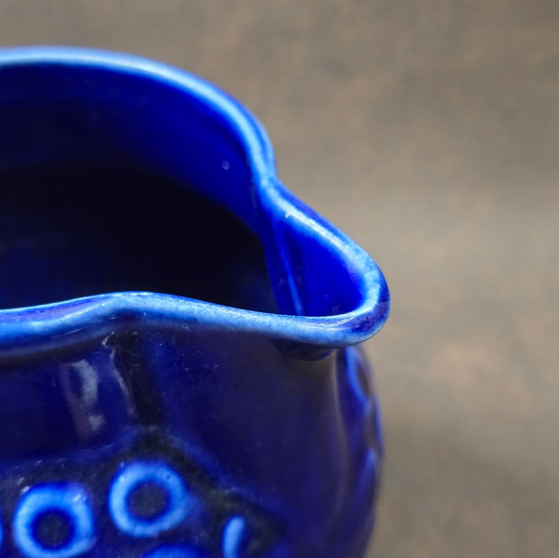 Hol dir mit dem Krug „Rusalka“ aus den 1970ern ein Stück DDR-Designgeschichte in dein Zuhause – dekorativ, authentisch und charakterstark.