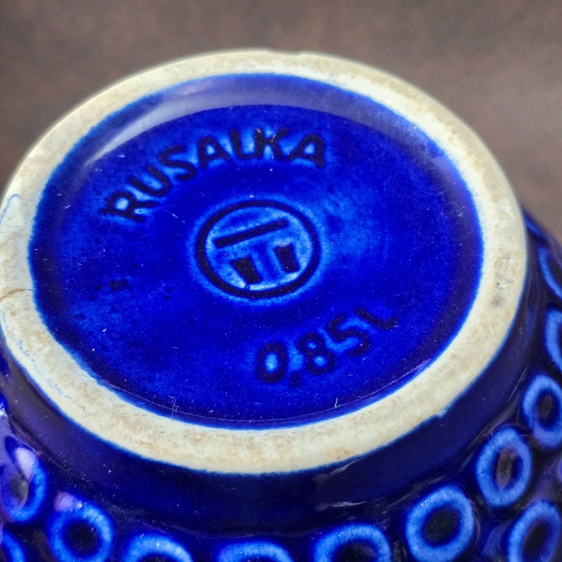 Hol dir mit dem Krug „Rusalka“ aus den 1970ern ein Stück DDR-Designgeschichte in dein Zuhause – dekorativ, authentisch und charakterstark.