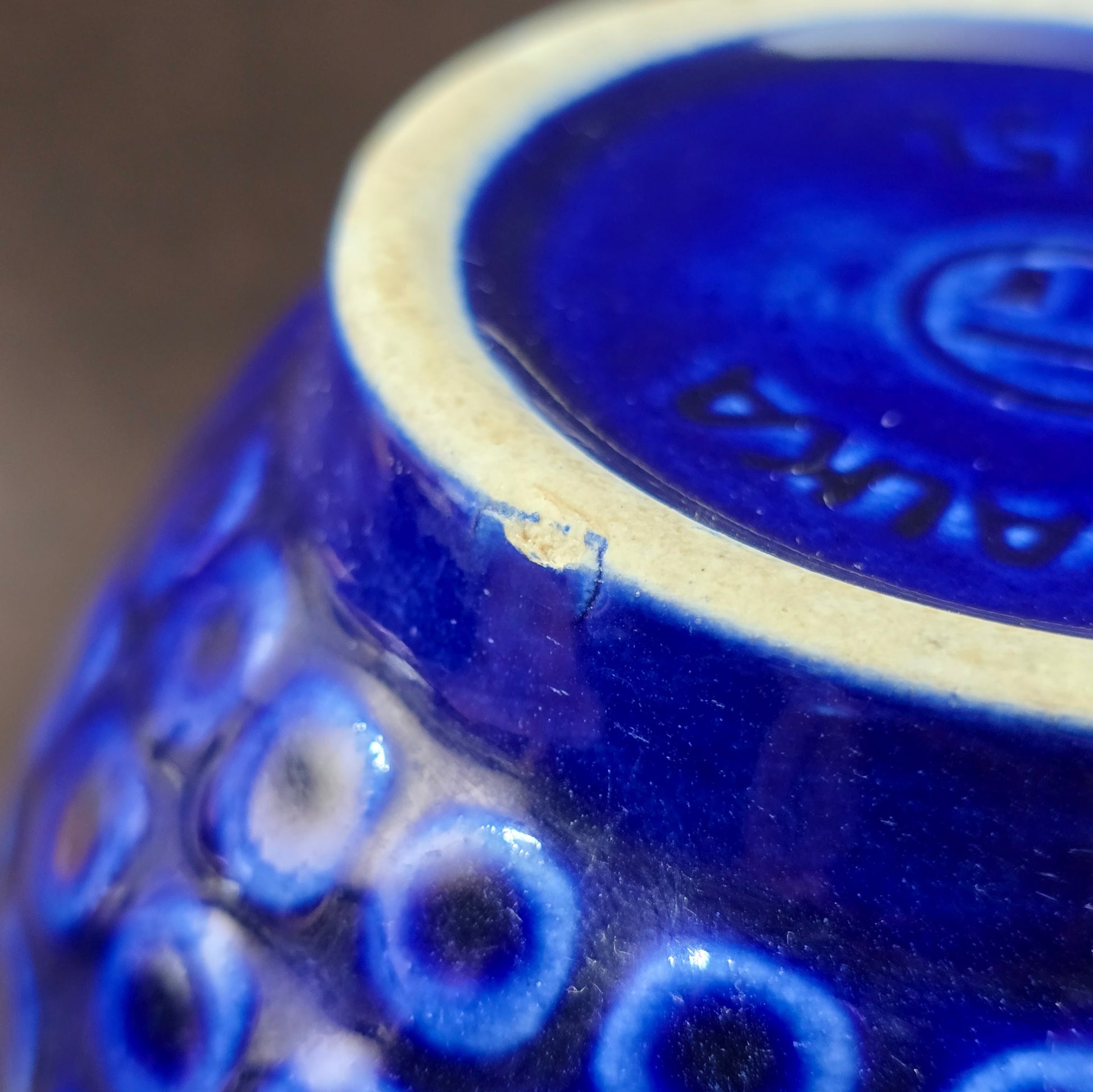 Hol dir mit dem Krug „Rusalka“ aus den 1970ern ein Stück DDR-Designgeschichte in dein Zuhause – dekorativ, authentisch und charakterstark.