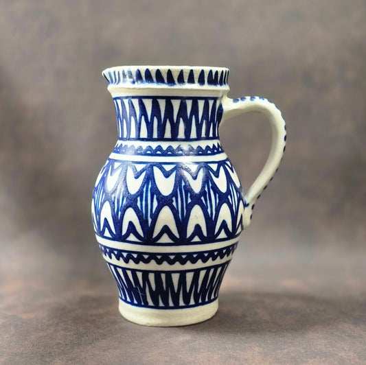 Handbemalter kobaltblauer Vintage-Krug aus Irdenware mit geometrischem Muster, ca. 20 cm hoch, 1L Fassungsvermögen.