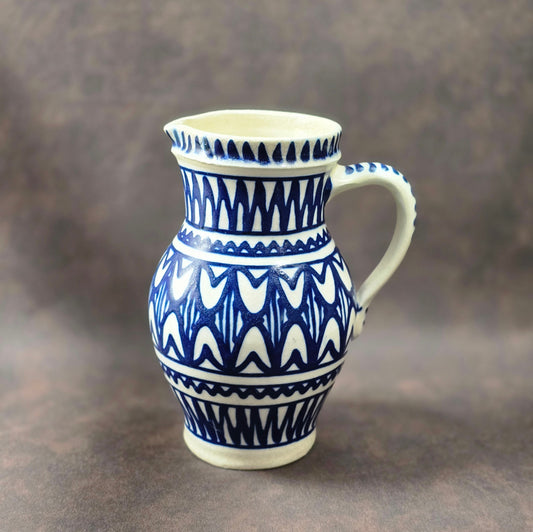 Handbemalter kobaltblauer Vintage-Krug aus Irdenware mit geometrischem Muster, ca. 20 cm hoch, 1L Fassungsvermögen.