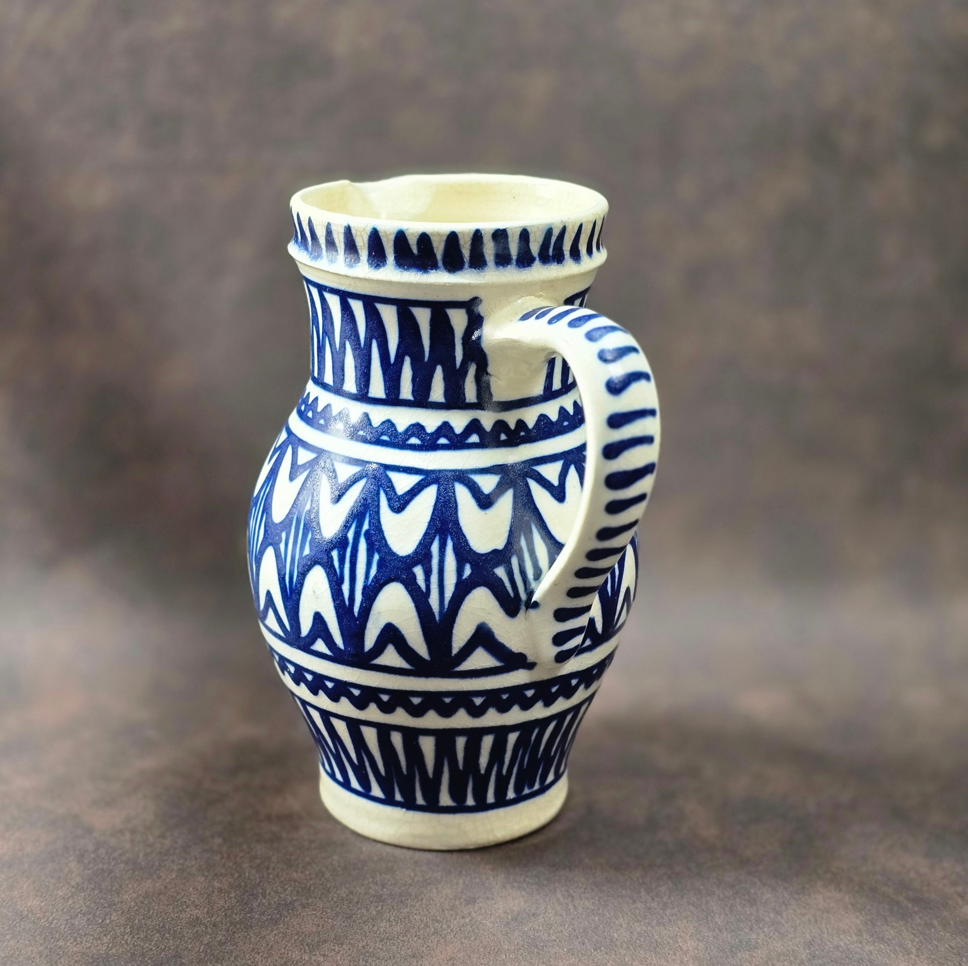 Handbemalter kobaltblauer Vintage-Krug aus Irdenware mit geometrischem Muster, ca. 20 cm hoch, 1L Fassungsvermögen.