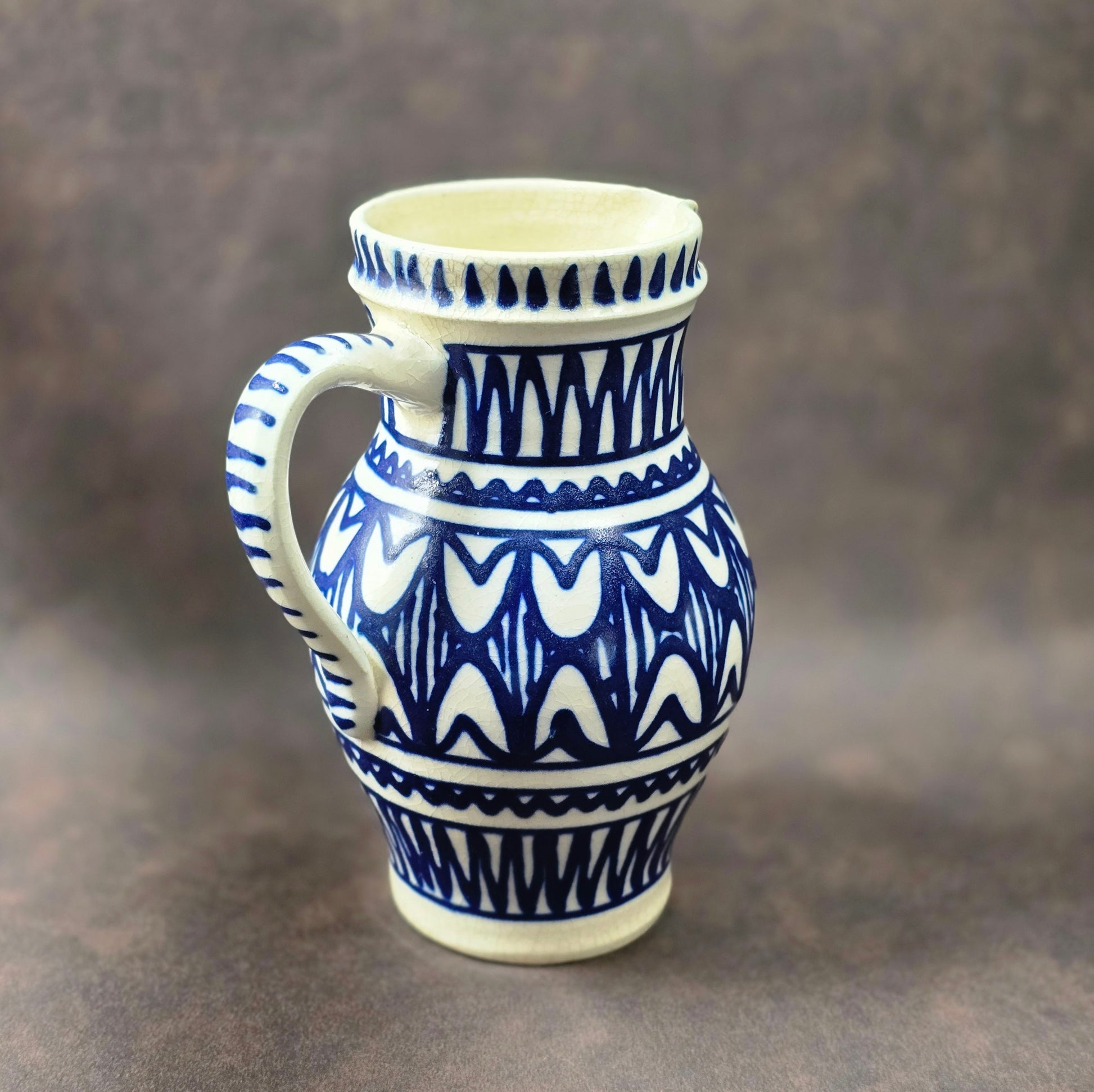 Handbemalter kobaltblauer Vintage-Krug aus Irdenware mit geometrischem Muster, ca. 20 cm hoch, 1L Fassungsvermögen.