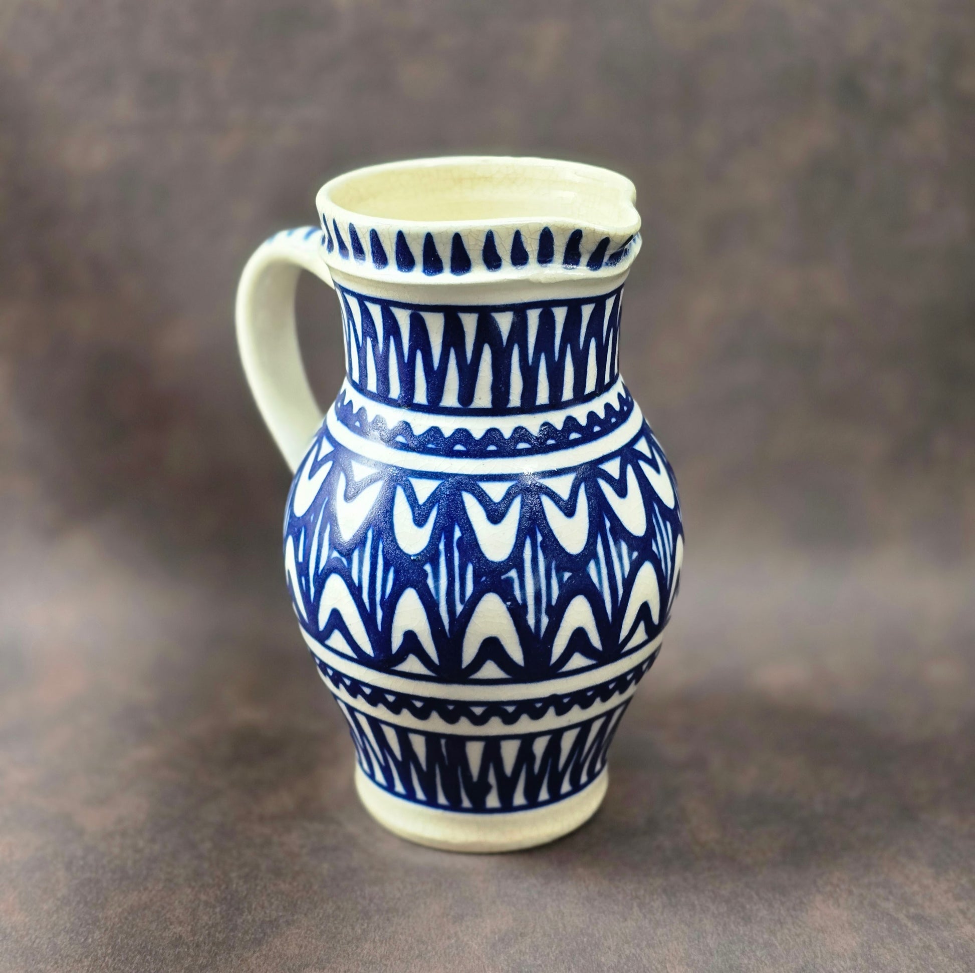 Handbemalter kobaltblauer Vintage-Krug aus Irdenware mit geometrischem Muster, ca. 20 cm hoch, 1L Fassungsvermögen.