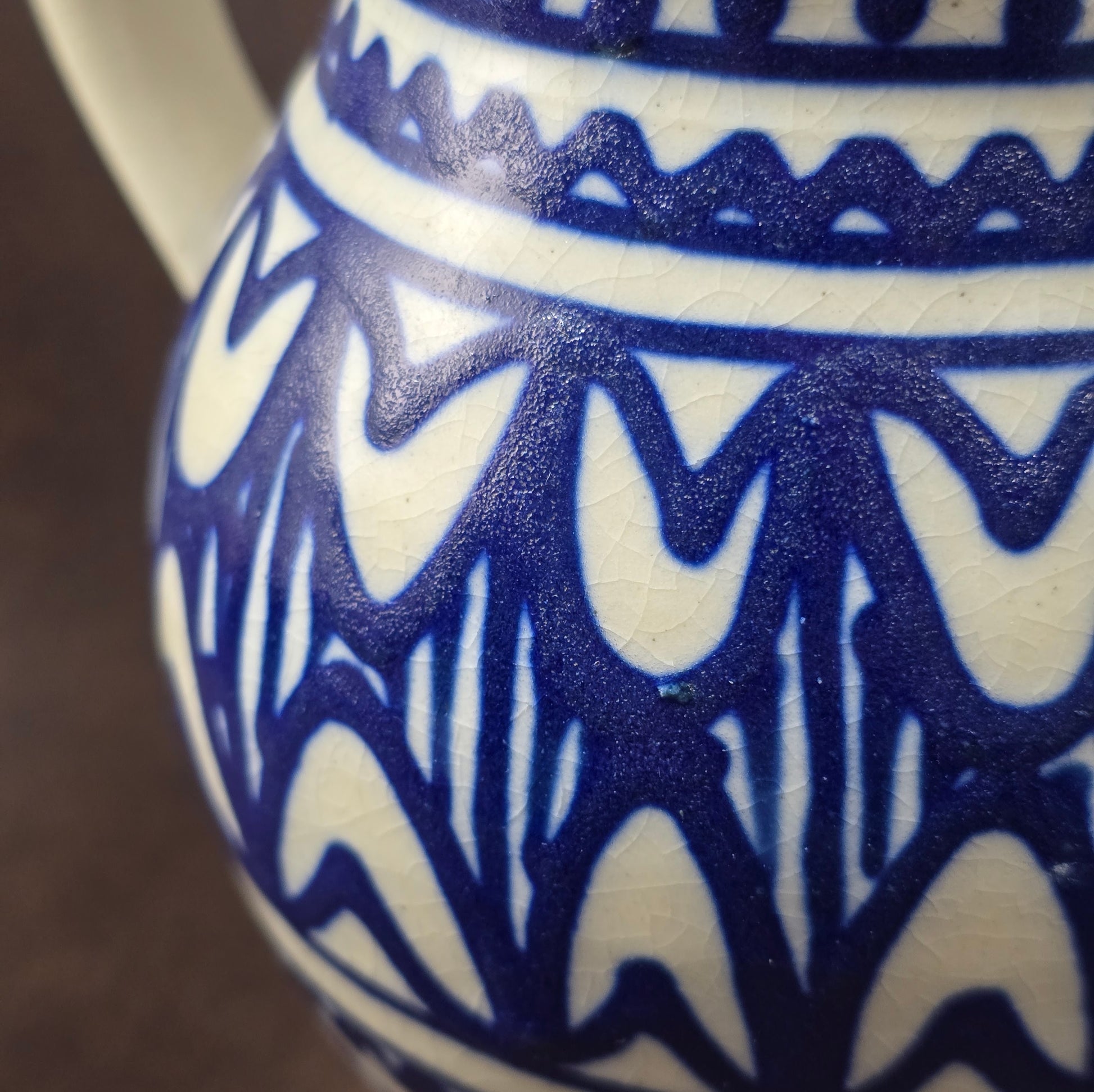 Handbemalter kobaltblauer Vintage-Krug aus Irdenware mit geometrischem Muster, ca. 20 cm hoch, 1L Fassungsvermögen.