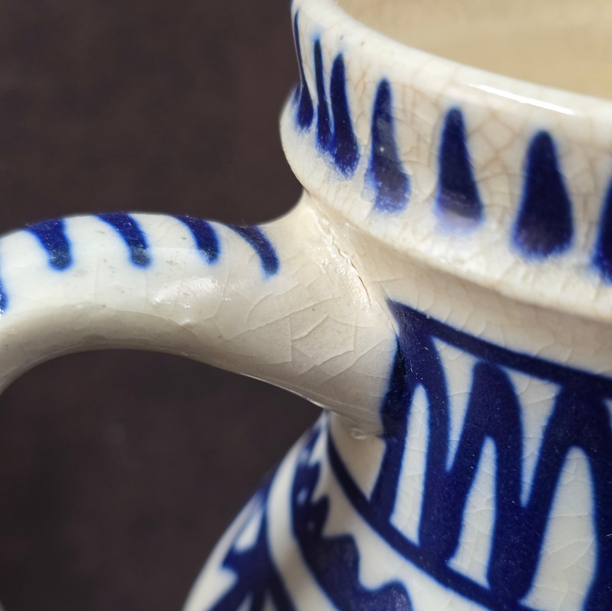 Handbemalter kobaltblauer Vintage-Krug aus Irdenware mit geometrischem Muster, ca. 20 cm hoch, 1L Fassungsvermögen.