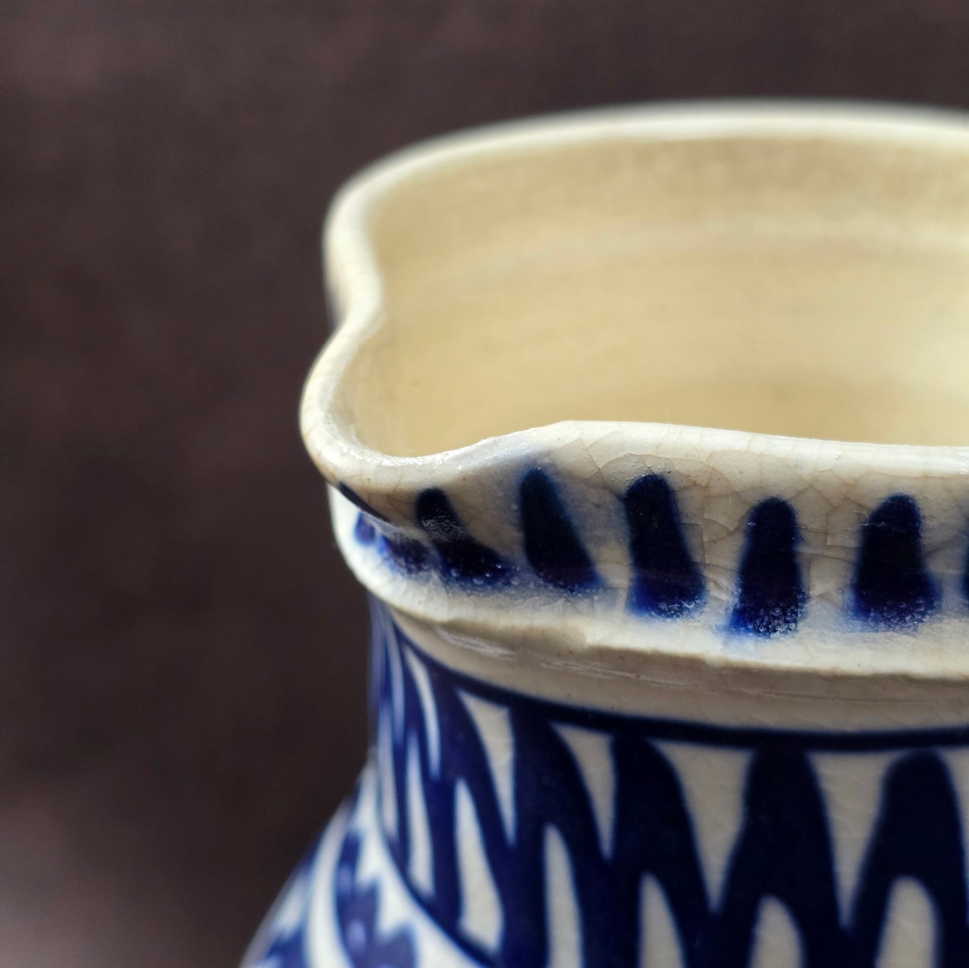 Handbemalter kobaltblauer Vintage-Krug aus Irdenware mit geometrischem Muster, ca. 20 cm hoch, 1L Fassungsvermögen.