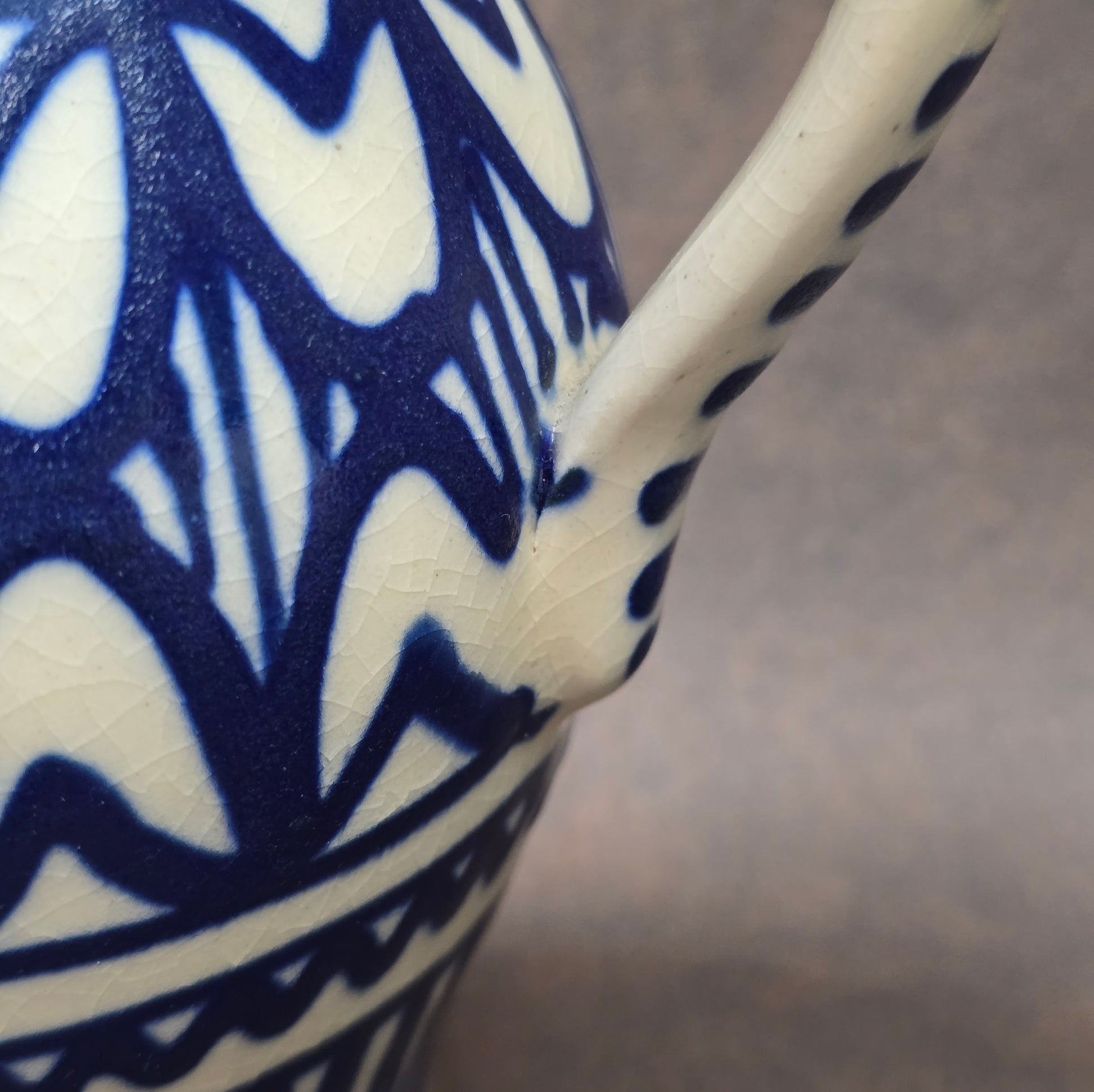 Handbemalter kobaltblauer Vintage-Krug aus Irdenware mit geometrischem Muster, ca. 20 cm hoch, 1L Fassungsvermögen.