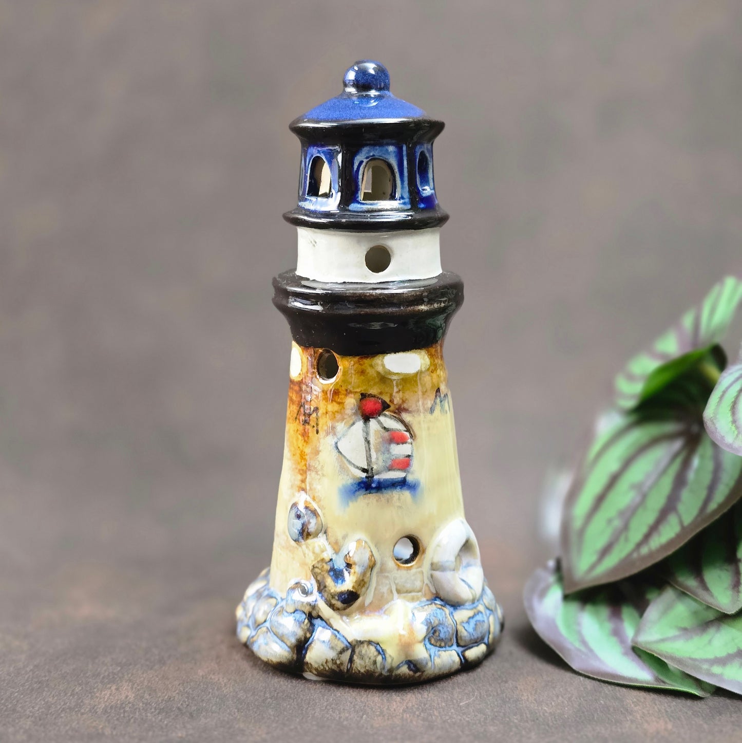 Handgefertigtes Keramik Windlicht im Leuchtturm-Design – maritimes Vintage-Highlight für deine Sommerdeko.