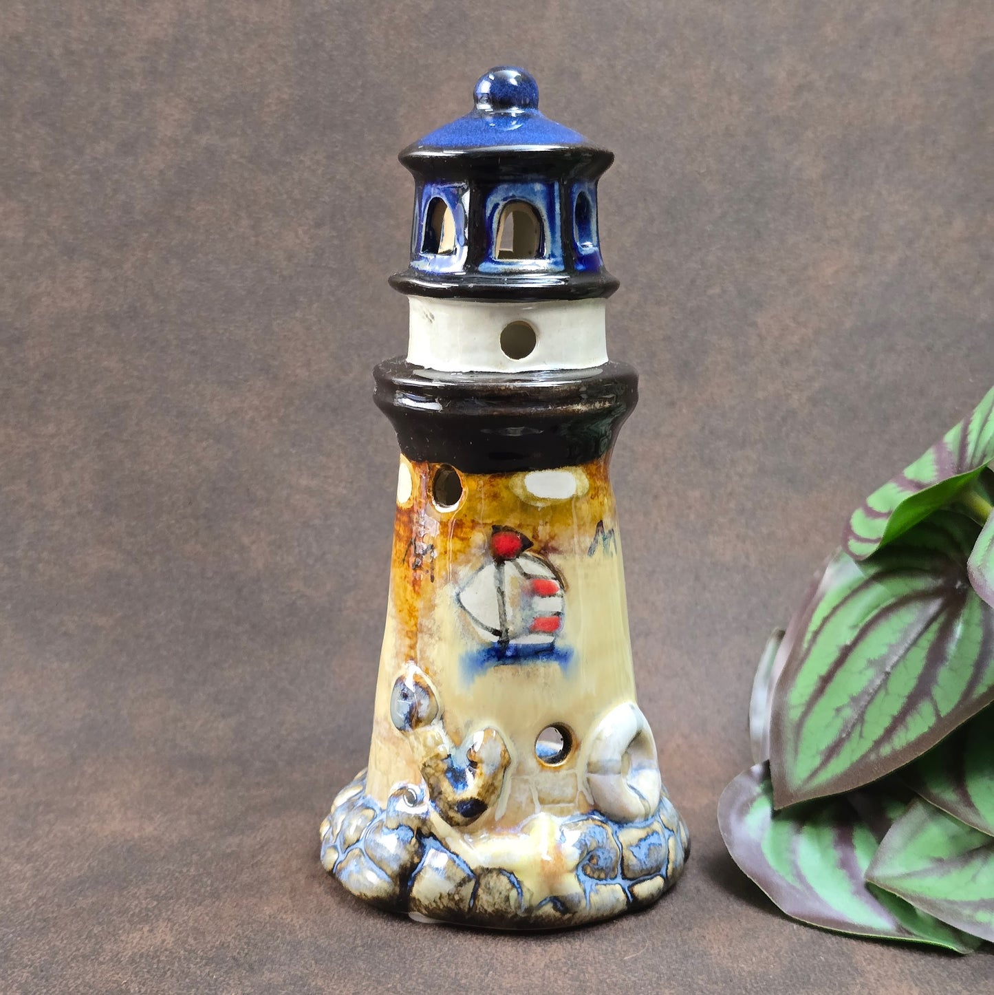 Handgefertigtes Keramik Windlicht im Leuchtturm-Design – maritimes Vintage-Highlight für deine Sommerdeko.