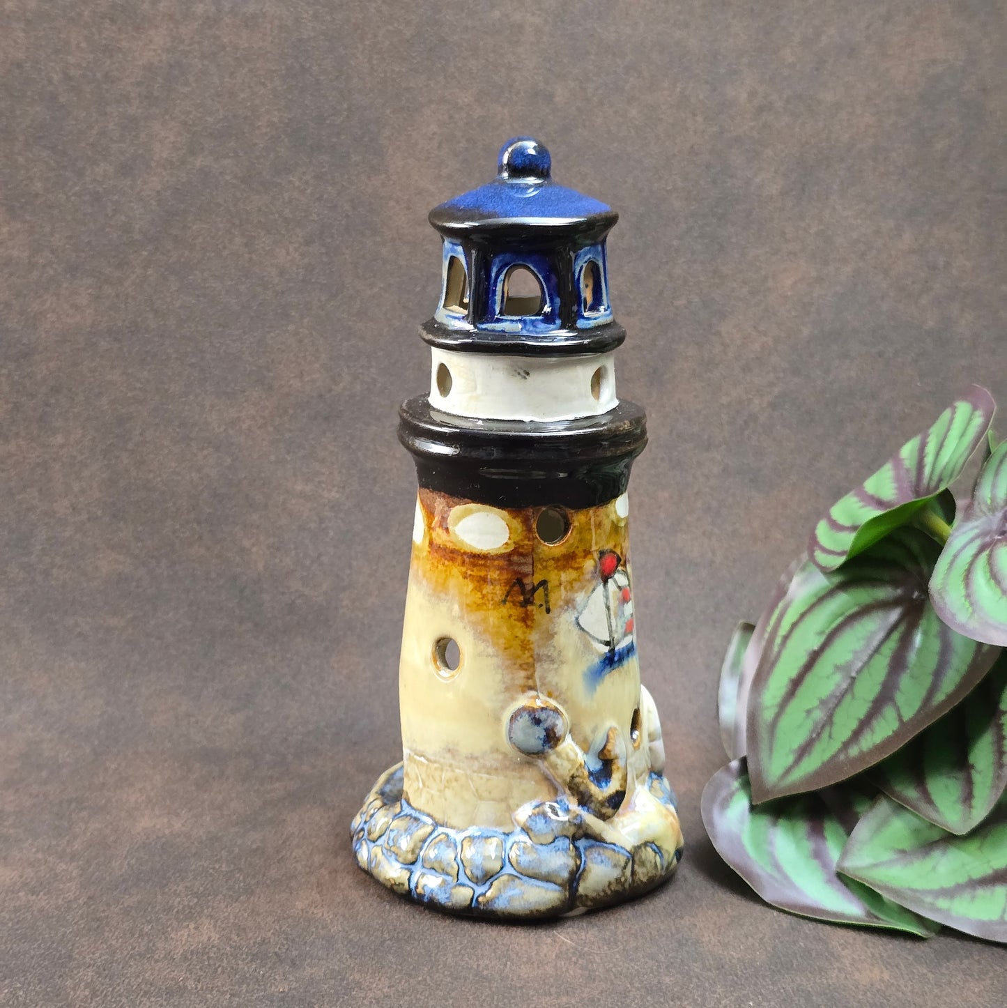Handgefertigtes Keramik Windlicht im Leuchtturm-Design – maritimes Vintage-Highlight für deine Sommerdeko.