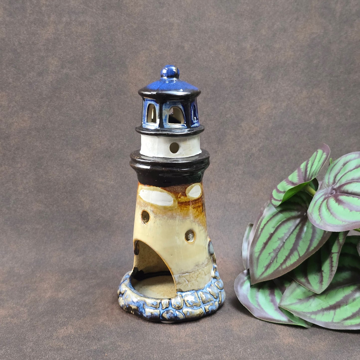Handgefertigtes Keramik Windlicht im Leuchtturm-Design – maritimes Vintage-Highlight für deine Sommerdeko.