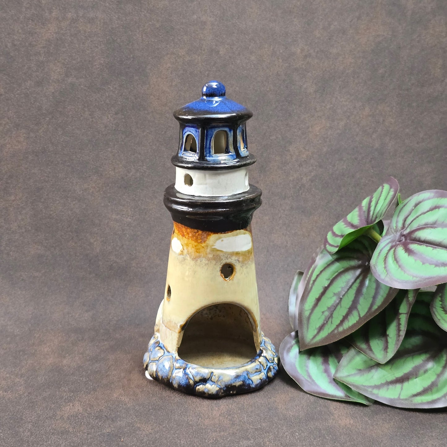 Handgefertigtes Keramik Windlicht im Leuchtturm-Design – maritimes Vintage-Highlight für deine Sommerdeko.