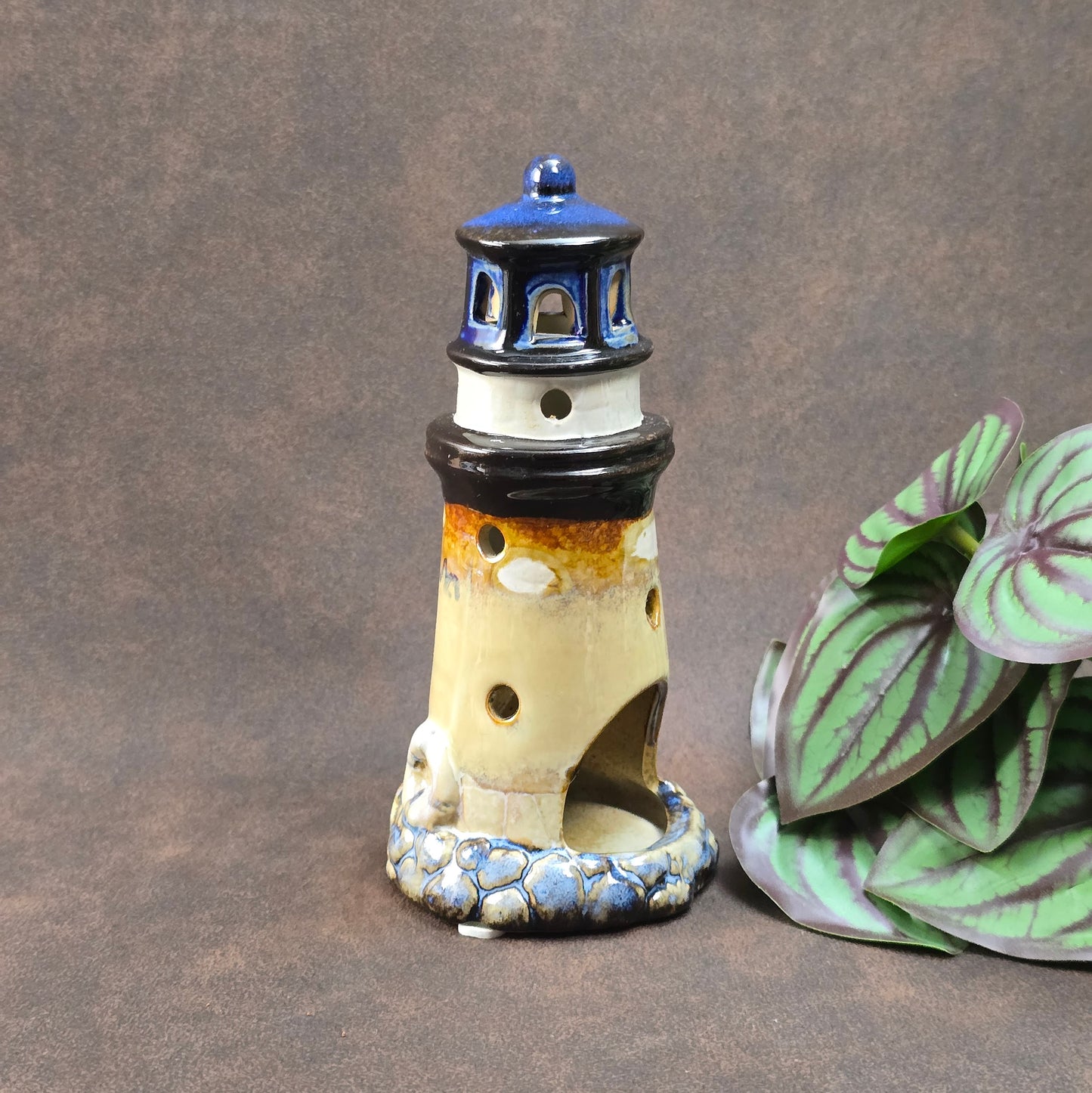 Handgefertigtes Keramik Windlicht im Leuchtturm-Design – maritimes Vintage-Highlight für deine Sommerdeko.