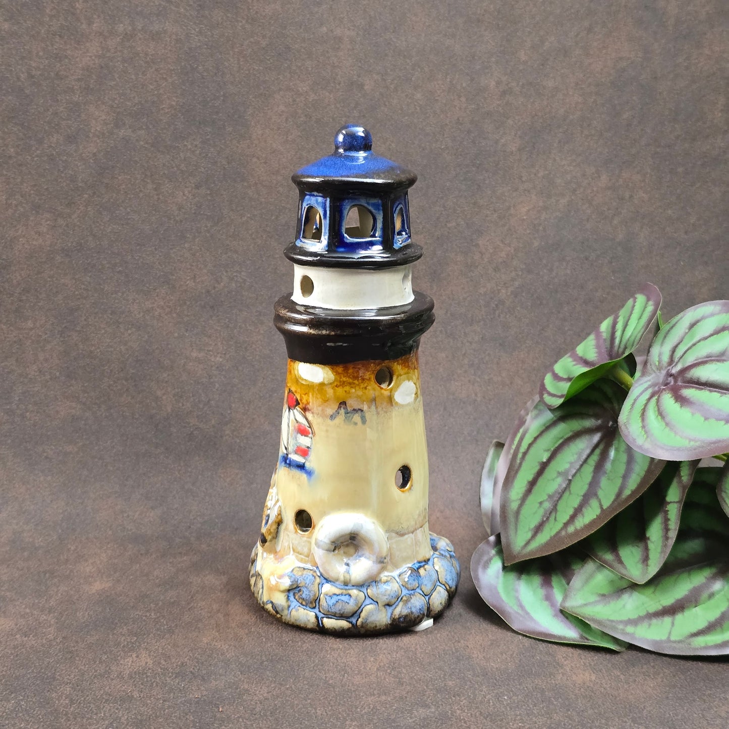 Handgefertigtes Keramik Windlicht im Leuchtturm-Design – maritimes Vintage-Highlight für deine Sommerdeko.