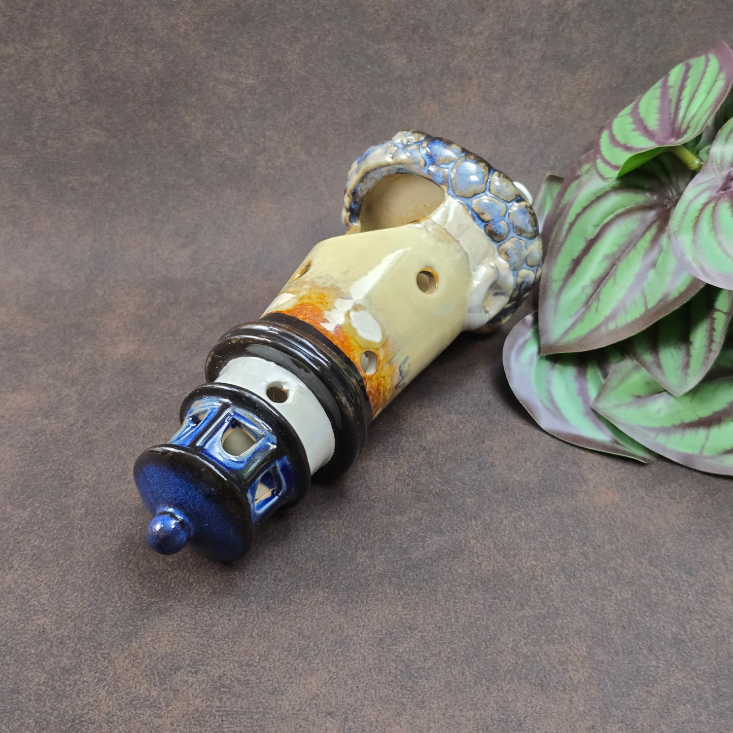 Handgefertigtes Keramik Windlicht im Leuchtturm-Design – maritimes Vintage-Highlight für deine Sommerdeko.
