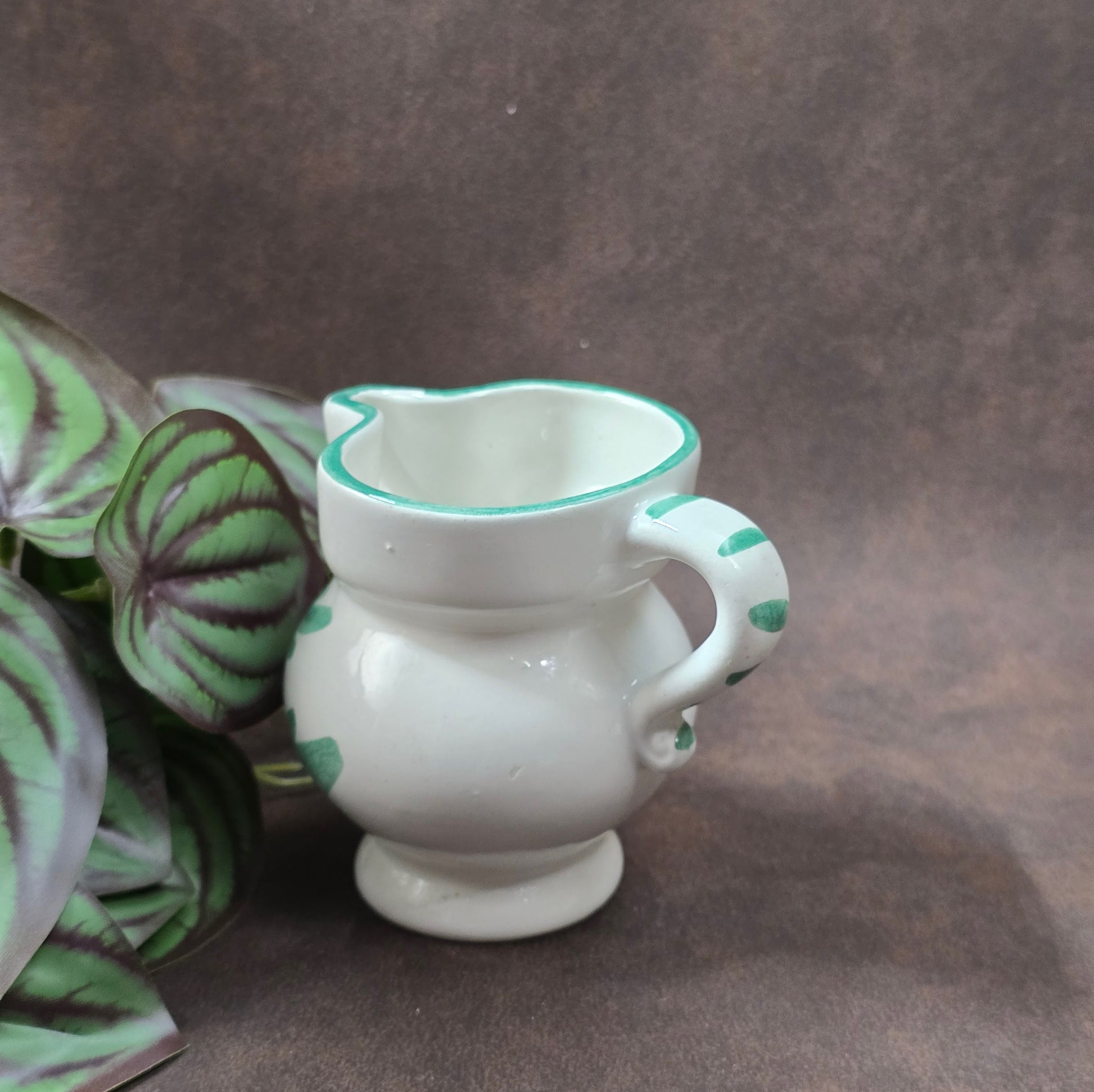 Original italienisches Vintage-Kännchen aus den 70er–80ern – handbemalt, mediterraner Landhausstil, ideal als Milchkännchen oder Dekohighlight.