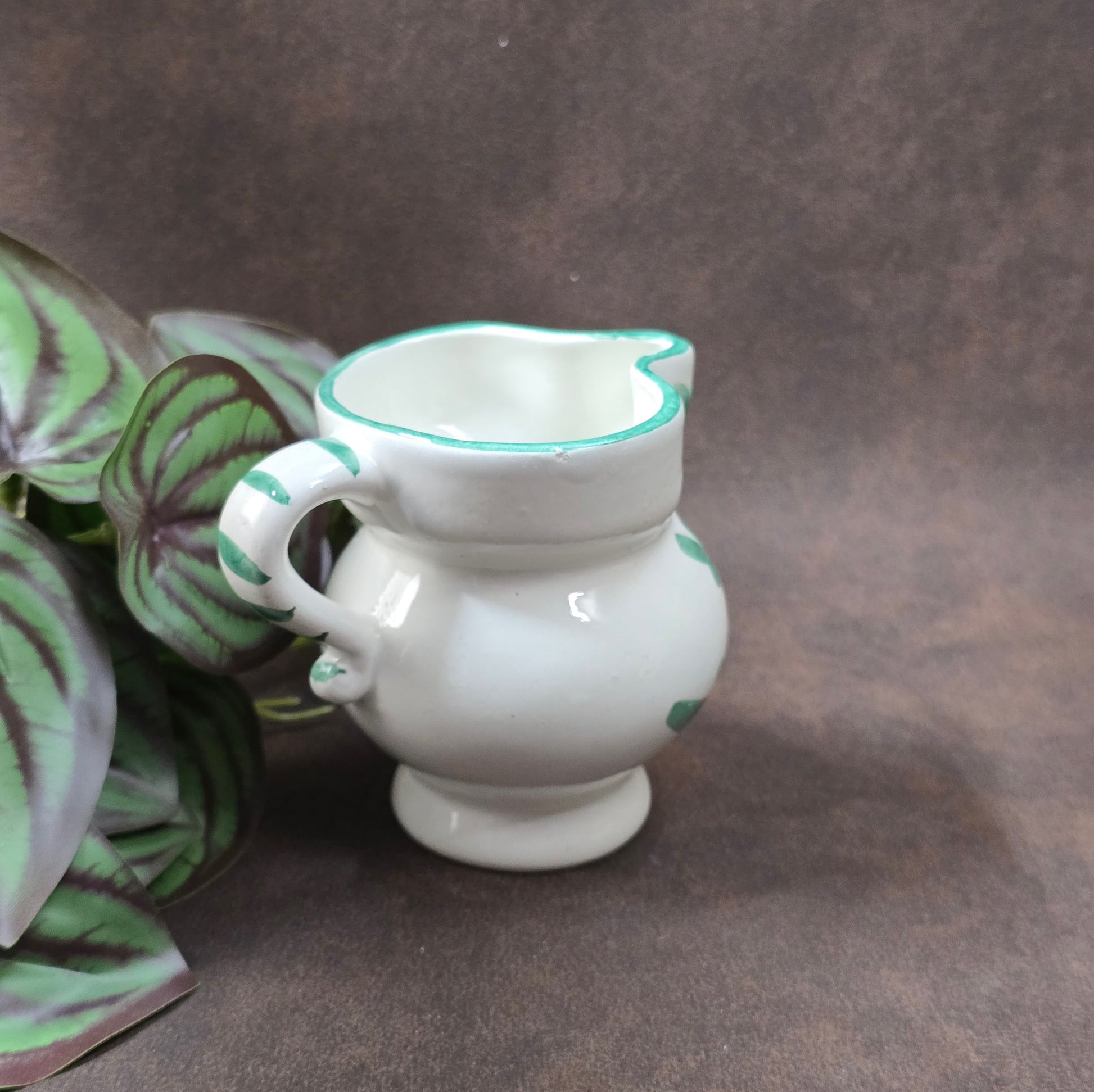 Original italienisches Vintage-Kännchen aus den 70er–80ern – handbemalt, mediterraner Landhausstil, ideal als Milchkännchen oder Dekohighlight.