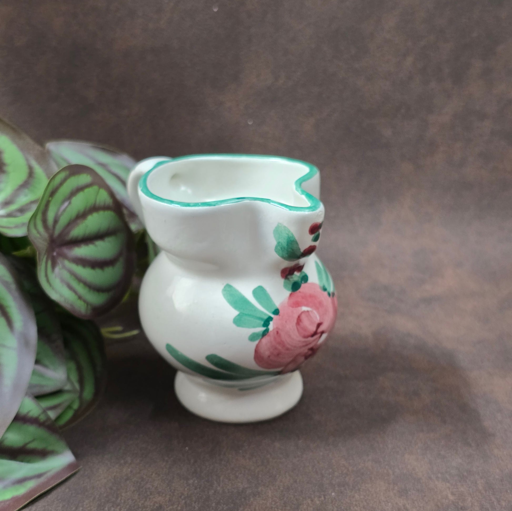 Original italienisches Vintage-Kännchen aus den 70er–80ern – handbemalt, mediterraner Landhausstil, ideal als Milchkännchen oder Dekohighlight.