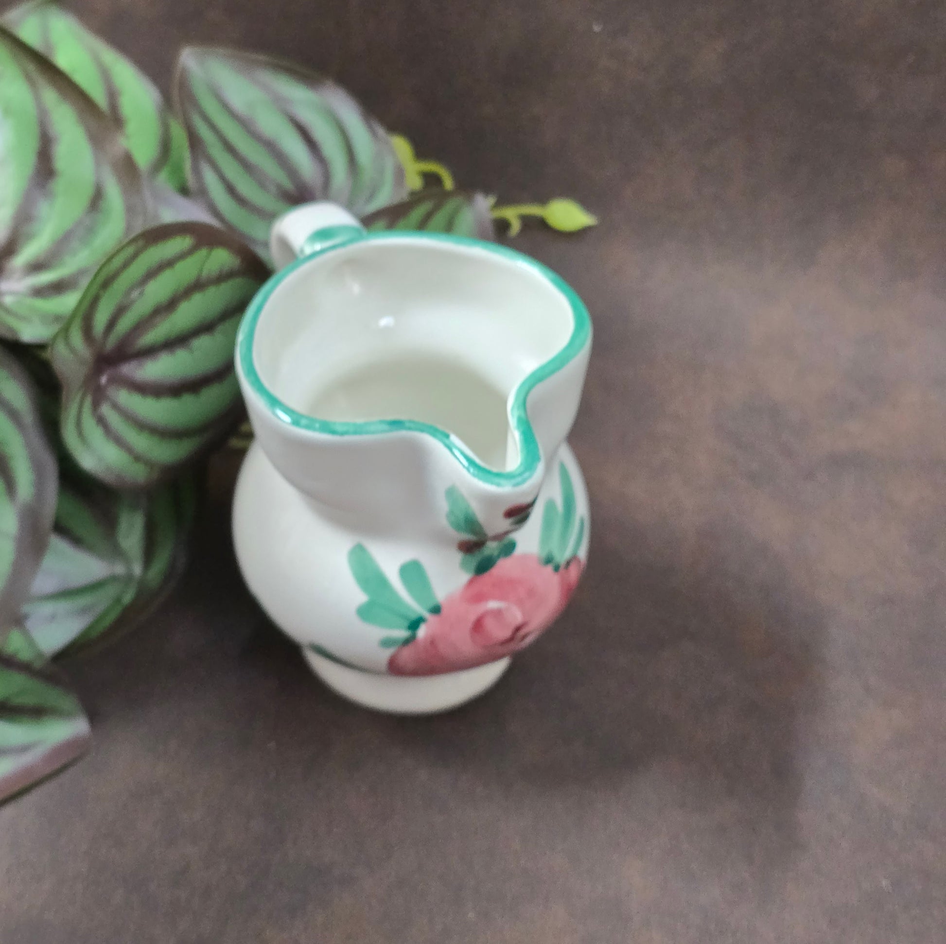 Original italienisches Vintage-Kännchen aus den 70er–80ern – handbemalt, mediterraner Landhausstil, ideal als Milchkännchen oder Dekohighlight.