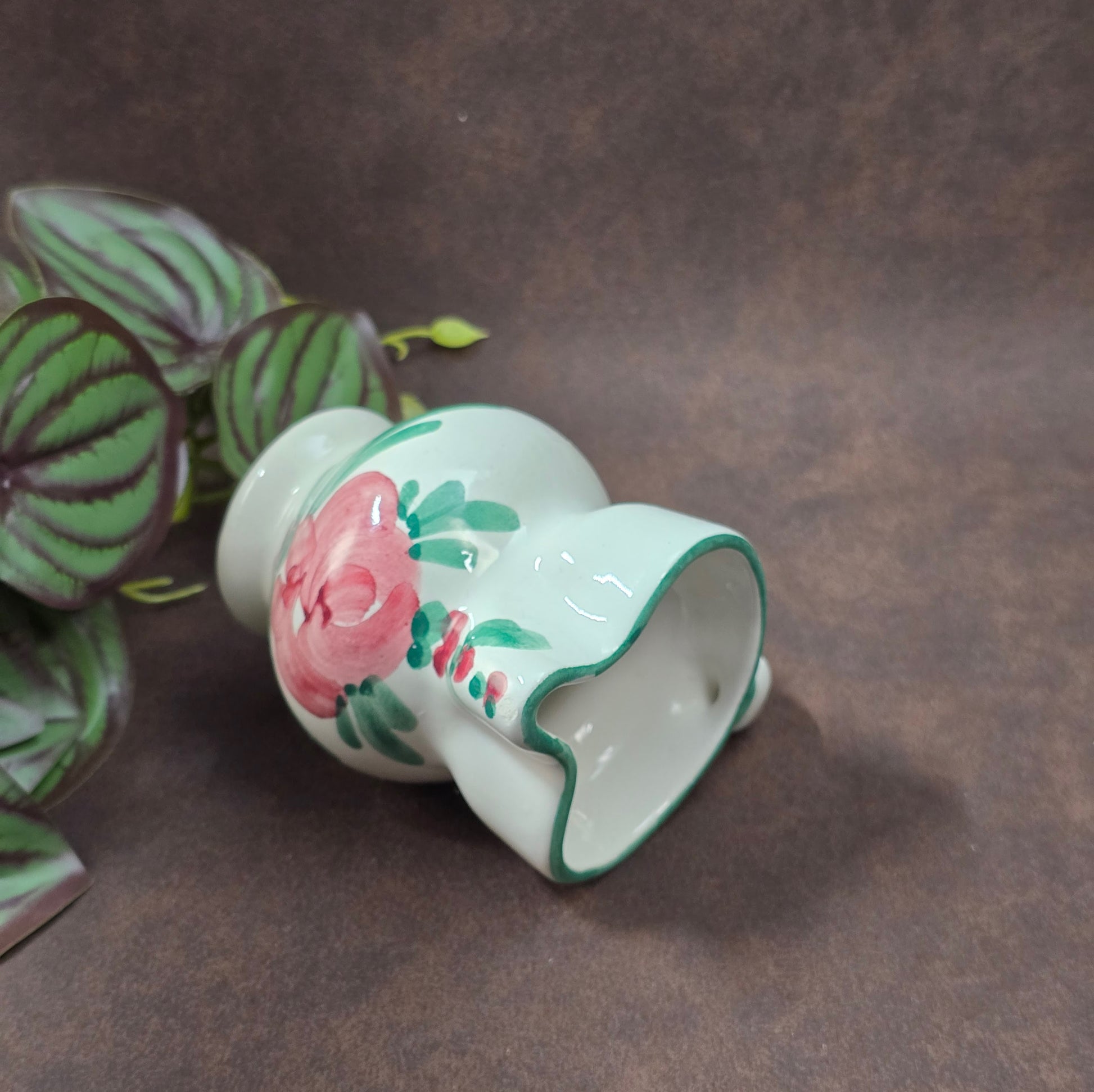 Original italienisches Vintage-Kännchen aus den 70er–80ern – handbemalt, mediterraner Landhausstil, ideal als Milchkännchen oder Dekohighlight.