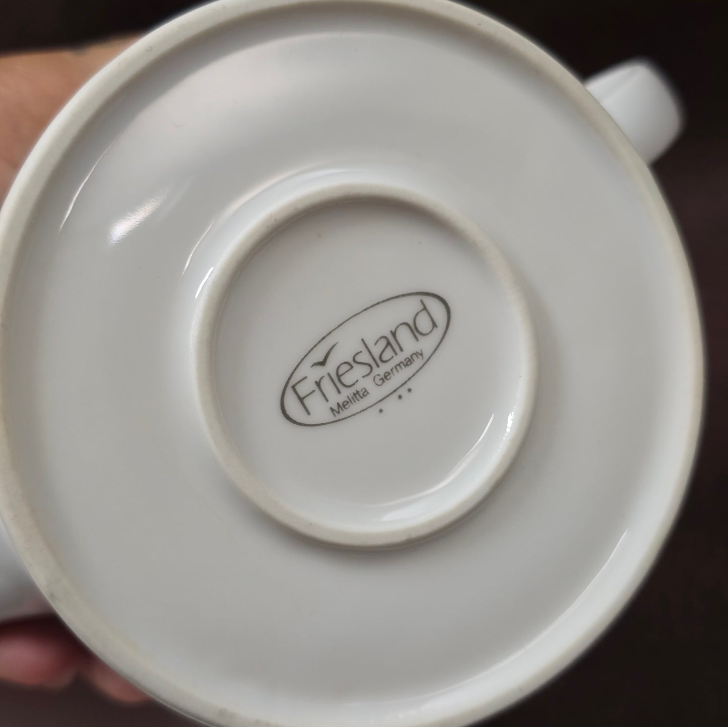 Kleine Vintage-Kaffeekanne aus Porzellan von Melitta Friesland, inkl. Teller. Fröhliches Blümchendekor, ideal für Kaffee- oder Teegenuss.