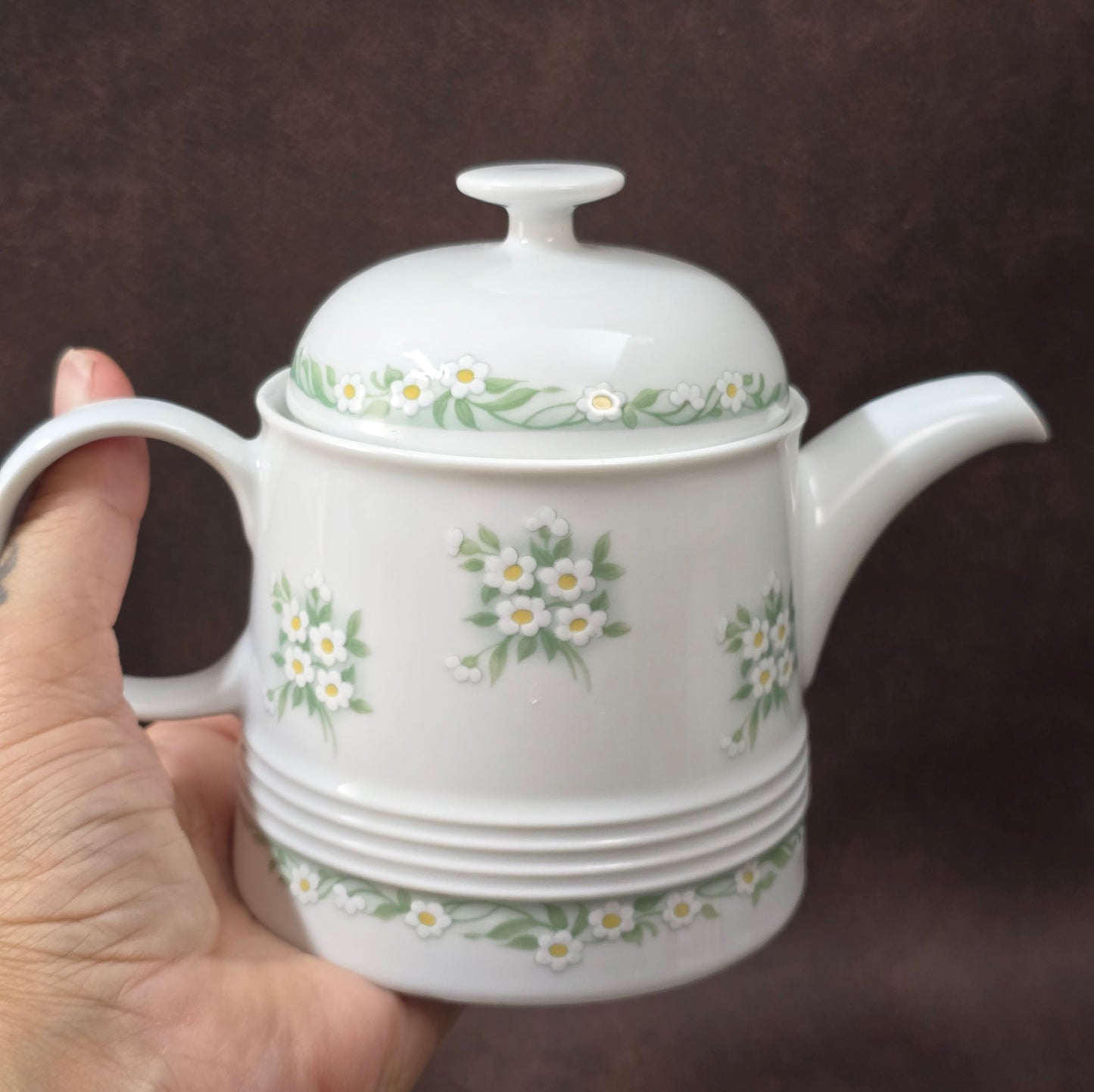 Kleine Vintage-Kaffeekanne aus Porzellan von Melitta Friesland, inkl. Teller. Fröhliches Blümchendekor, ideal für Kaffee- oder Teegenuss.