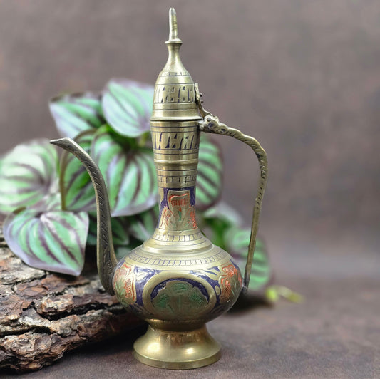 Handgefertigtes Messingkännchen aus Indien (ca. 1950–1970) mit dunkelblauer Emaille. Orientalisches Sammlerstück für Orient- und Vintage-Liebhaber:innen.