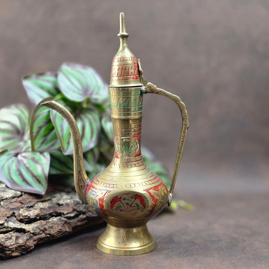 Schönes handgraviertes Kännchen aus Messing aus Indien mit Emailverzierung – perfekt für Sammler:innen, Orient-Fans und Orientliebhaber:innen. Ca. 22 cm hoch.