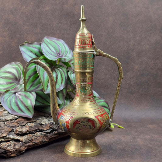 Schönes handgraviertes Kännchen aus Messing aus Indien mit Emailverzierung – perfekt für Sammler:innen, Orient-Fans und Orientliebhaber:innen. Ca. 22 cm hoch.
